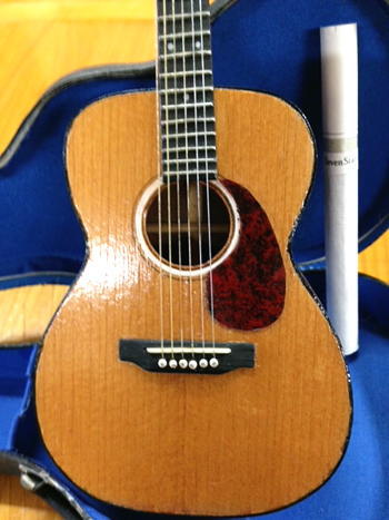 木製ミニチュアアコースティックギター