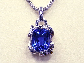 カットされ研磨されたタンザナイト石は非常に希少であり、ダイヤモンドよりもさらに希少です。