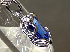 ほとんどのタンザナイトは、最初に採掘されたときはその鮮やかな色を示しません。宝石の 95% は青色を実現するために熱処理されています。 TR_スタジオ/シャッターストック